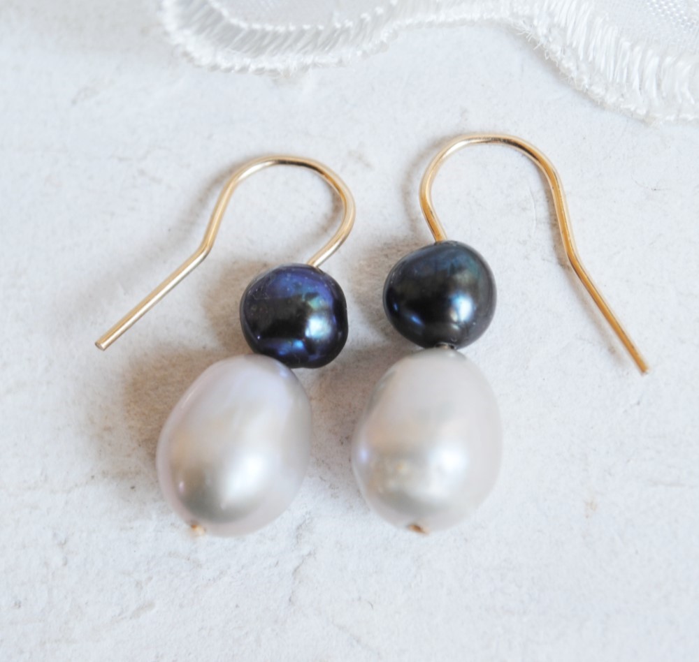 モノトーン淡水真珠のピアス＊フックタイプ 4,818円
