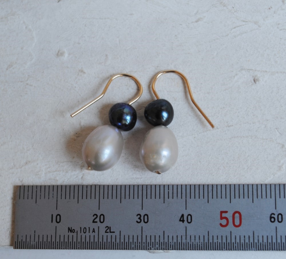 モノトーン淡水真珠のピアス＊フックタイプ