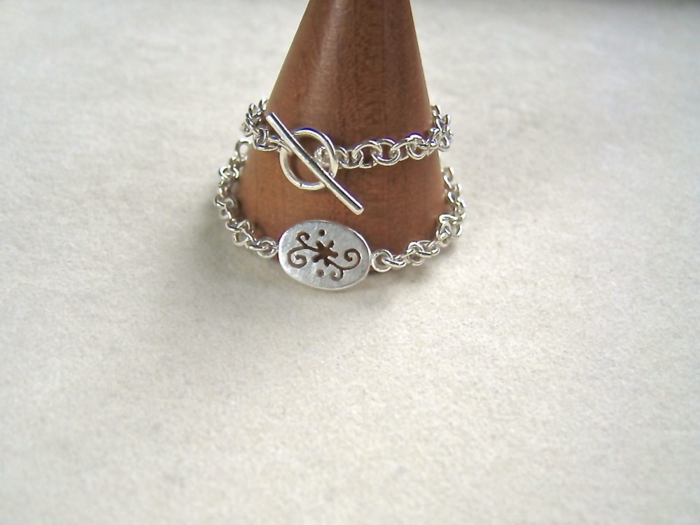 銀のプレート（だ円・植物模様）ブレスレット