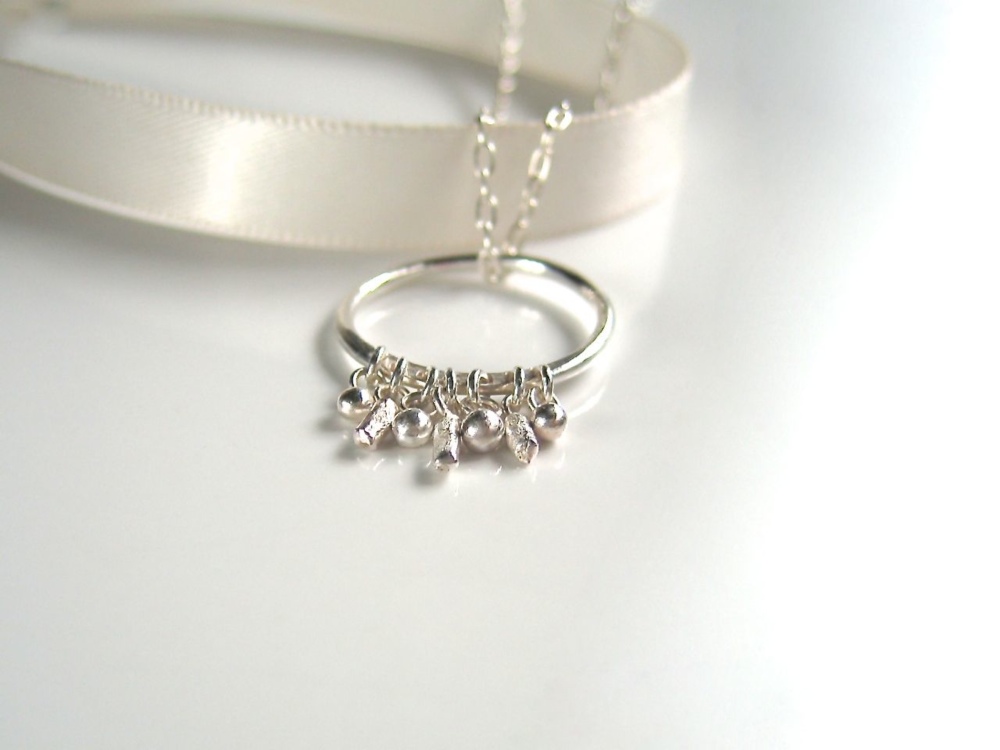 指輪でもあり。ペンダントヘッド（揺れるパーツ7個）