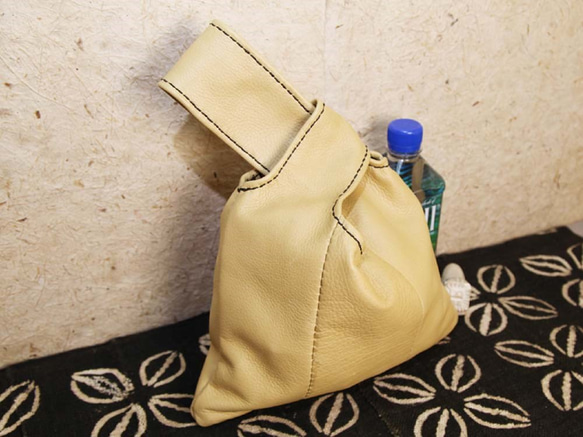 【総手縫い】JAPANESE KNOT BAG ノットバッグ くたっとした ソフト 本革 巾着ポーチ（M） 3枚目の画像