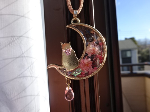 猫２種あり：月猫と桜のネックレス 1枚目の画像
