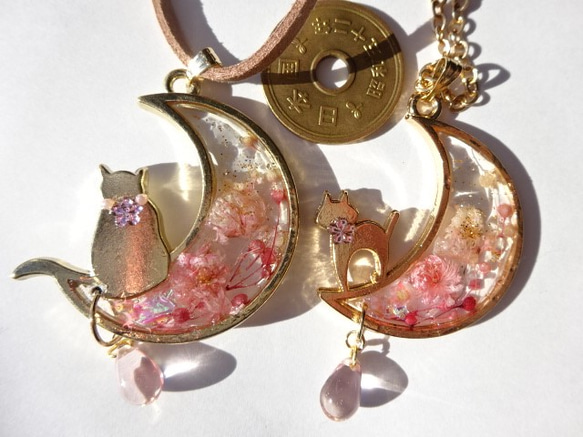 猫２種あり：月猫と桜のネックレス 3枚目の画像
