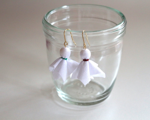 てるてる坊主のピアス 楽天市場】【再入荷】パラソル てるてる坊主 非対称 ピアス