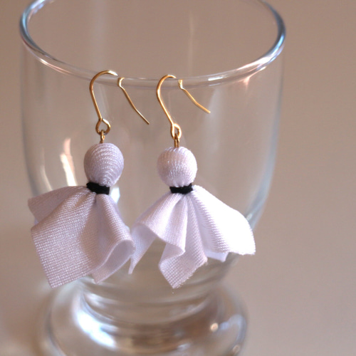 てるてる坊主のピアス 楽天市場】【再入荷】パラソル てるてる坊主 非対称 ピアス