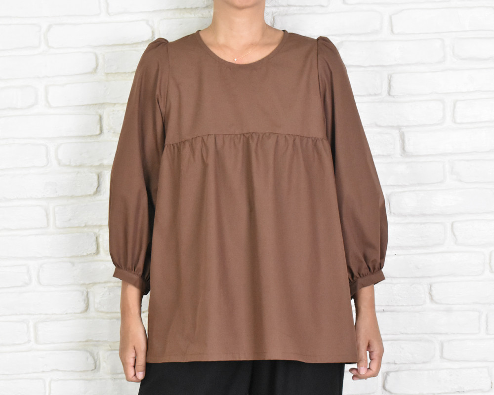 ふんわり袖のポリコットンブラウス　ブラウン