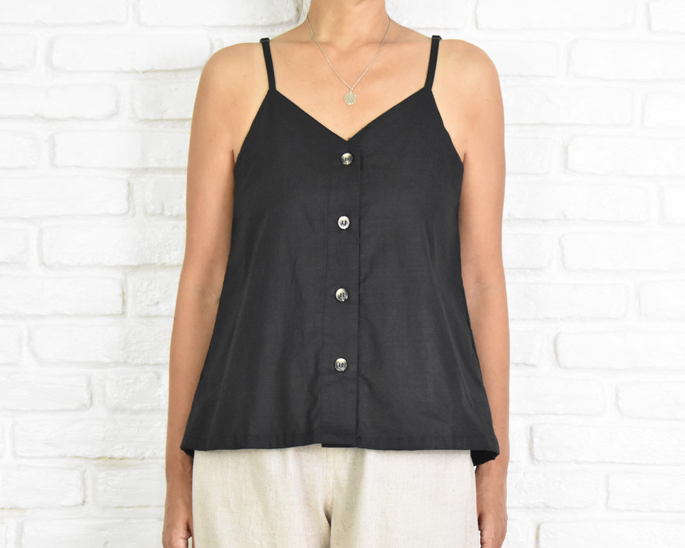 コットン素材のフロントボタンキャミソールトップス