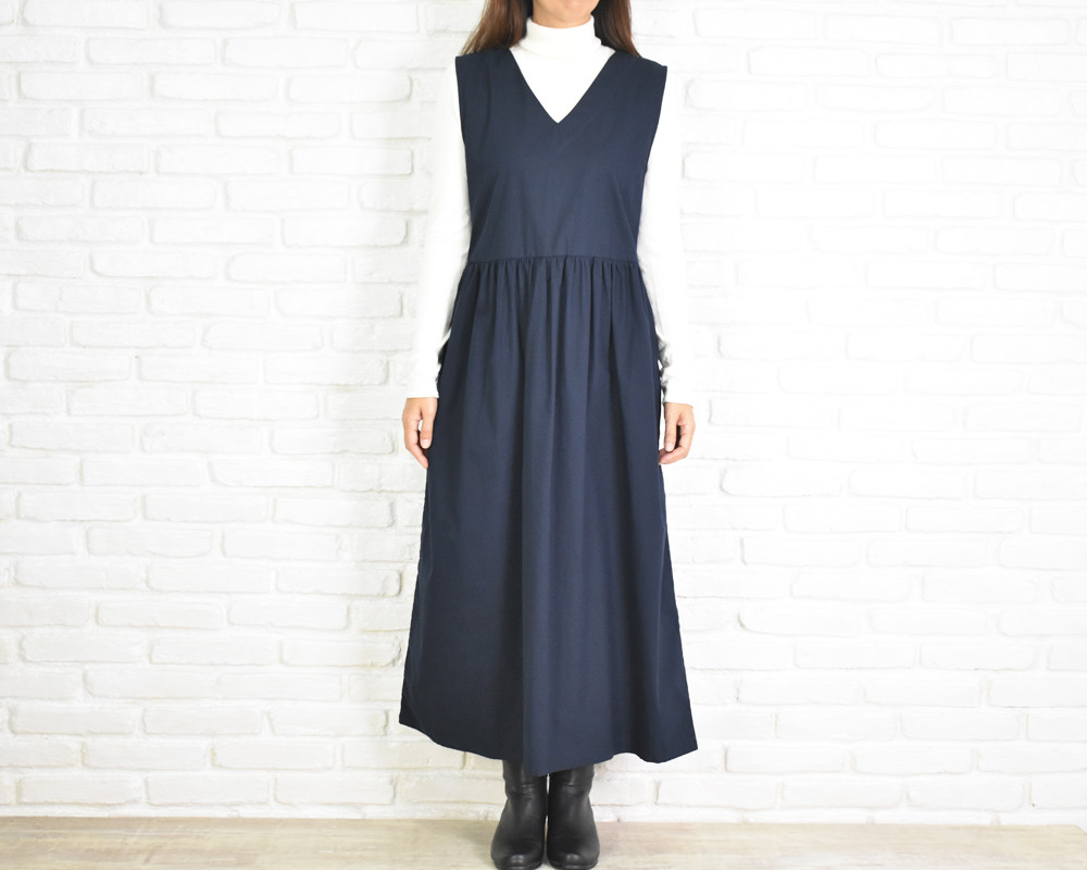 【再販】コットン素材のVネックワンピース　ネイビー　ジャンパースカート ノースリーブ