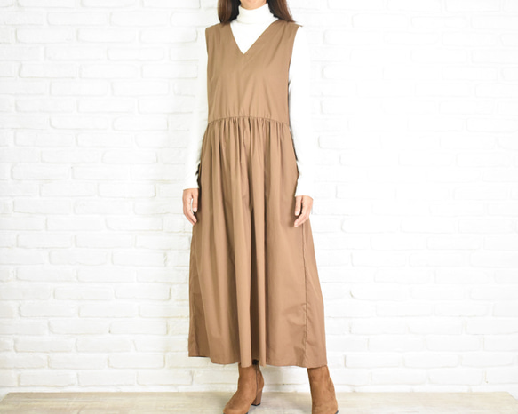 再販　コットン素材のVネックワンピース　ブラウン　ジャンパースカート 4枚目の画像