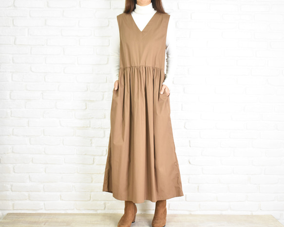 再販　コットン素材のVネックワンピース　ブラウン　ジャンパースカート 5枚目の画像