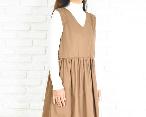 再販　コットン素材のVネックワンピース　ブラウン　ジャンパースカート 6枚目の画像