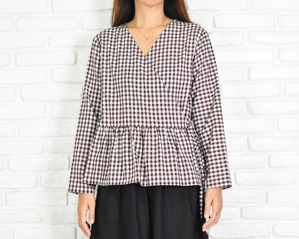 チェック柄カシュクールブラウス　＜ブラウン＞