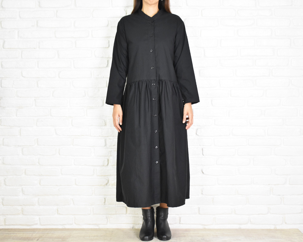 コットン素材のスタンドカラーギャザー長袖ワンピース　＜ブラック＞