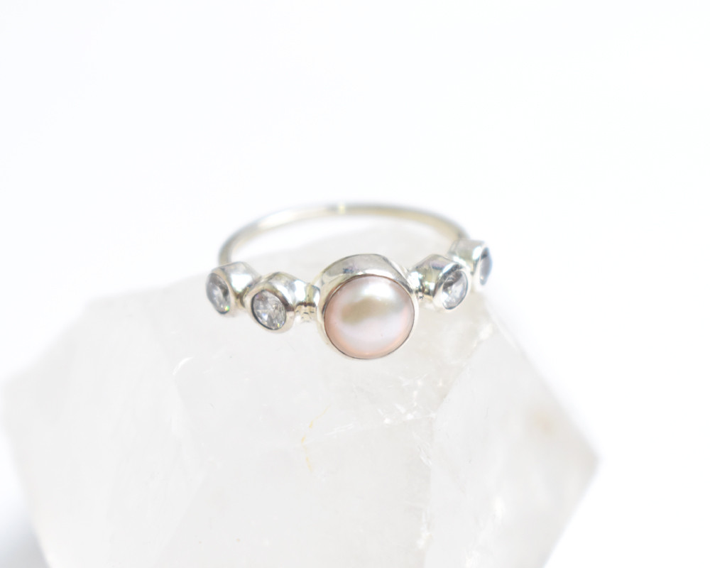 ふんわりピンク色の淡水パールとキュービックジルコニアのシルバーリング　Silver925
