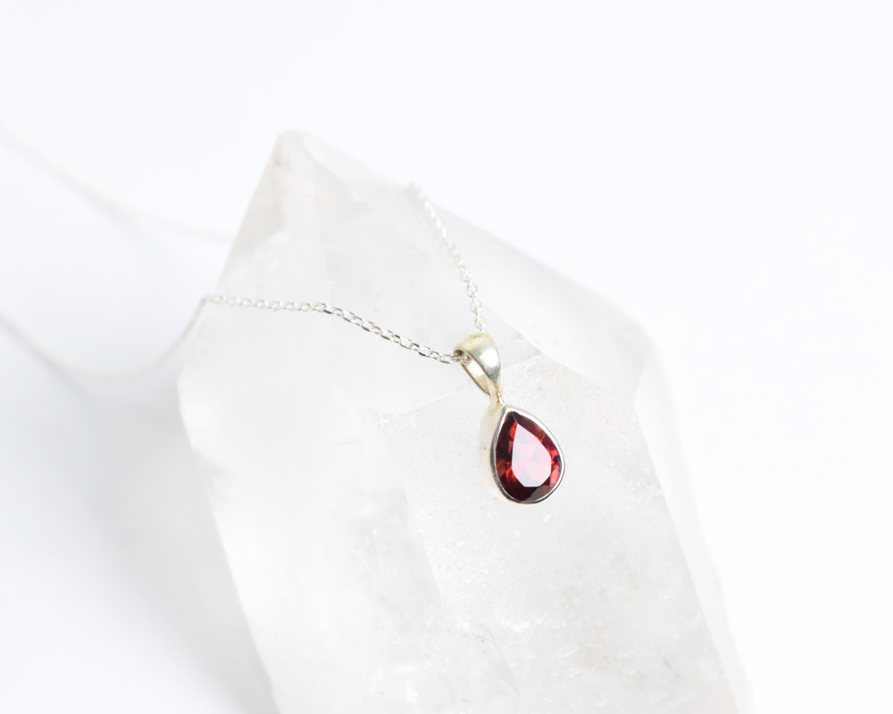 深い赤色ガーネットのシルバーネックレス