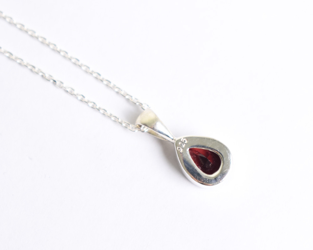 深い赤色ガーネットのシルバーネックレス