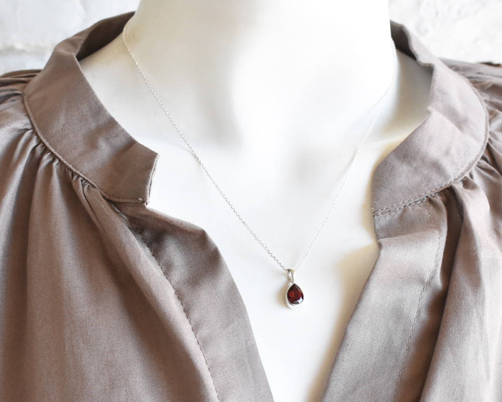 深い赤色ガーネットのシルバーネックレス