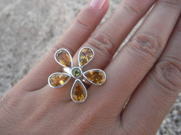 黃水晶和橄欖石的花戒指尺寸10號 第5張的照片