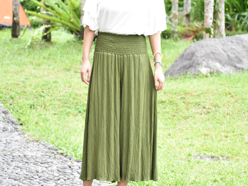 暑い夏にぴったりの涼しげリラックスワイドフレアパンツ　＜カーキ＞