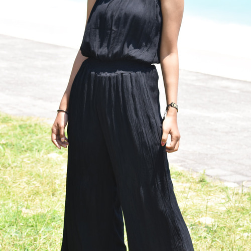 大人のリゾートスタイルに。涼やかブラックのリボンキャミジャンプ