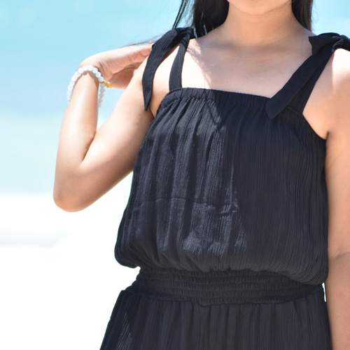 大人のリゾートスタイルに。涼やかブラックのリボンキャミジャンプ