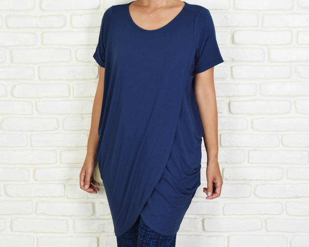 大人のシンプルなドレープストレッチトップス　＜ネイビー＞