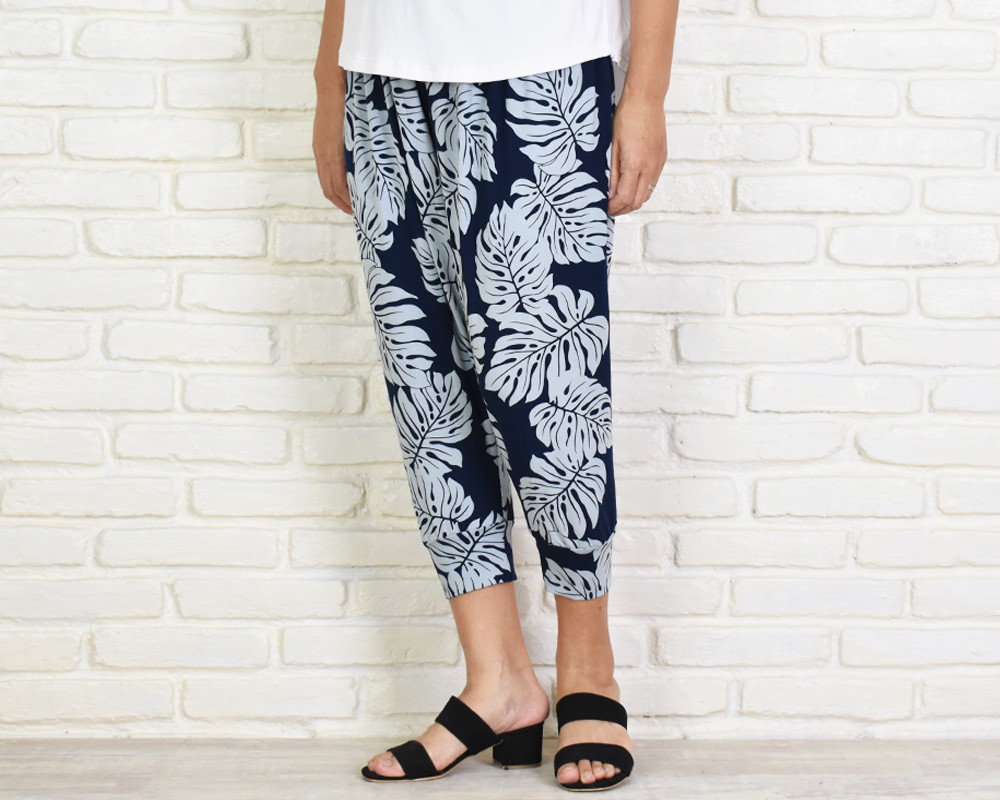 再販　暑い夏にぴったりなモンステラ柄ストレッチサルエルパンツ　＜ネイビーグレー＞