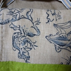 ピスタチオグリーンの木綿と鳥獣戯画のちいさなポシェット（蛙） 2枚目の画像