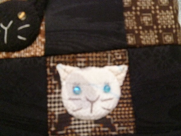 和布で創る小さなポシェット（市松接ぎの猫２） 6枚目の画像
