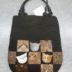 黒無地と茶泥大島の市松手提げバッグ（猫２） 1枚目の画像