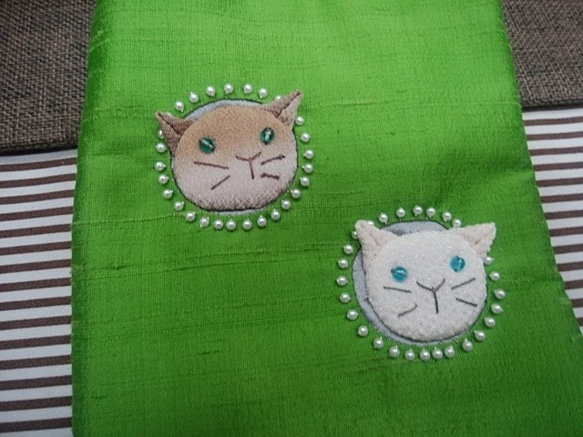 タイシルクで創る小さなポシェット◆ピスタチオグリーン◆猫顔つき 2枚目の画像