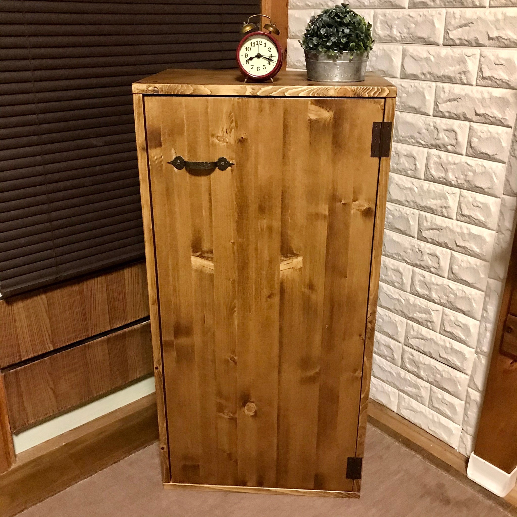 【天然無垢材】スタイリッシュ片開きキャビネット シェルフ 収納棚【選べる3色塗装&9種類の取っ手】