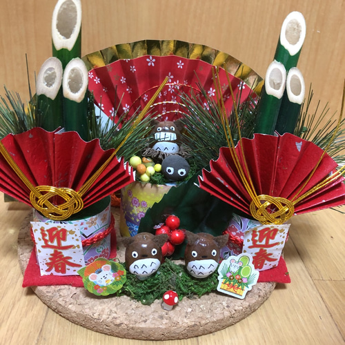 ハンドメイド❣️お正月豪華アレンジ❣️希少お目ぱっちりうさぎちゃん❣️扇、門松❁⃘*.゜ どんぐり人形豪華門松赤扇子飾り【置物】 その他置物 さおりん 通販