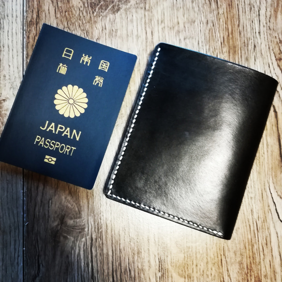 シンプルでモダンな牛革財布【パスポートも入るsize】 1枚目の画像
