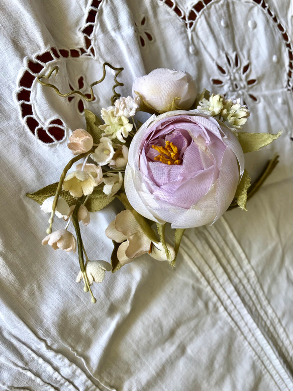 ピンクベージュ色の薔薇のコサージュ 1枚目の画像