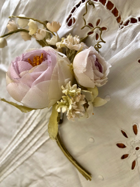 ピンクベージュ色の薔薇のコサージュ 2枚目の画像