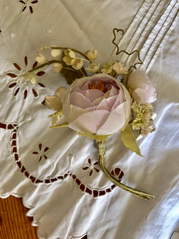 ピンクベージュ色の薔薇のコサージュ 3枚目の画像