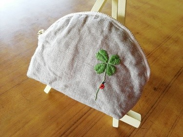 クローバーとてんとう虫刺繍のシェル型ポーチ 2枚目の画像