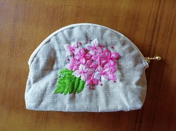 紫陽花刺繍のシェル型ポーチ 4枚目の画像