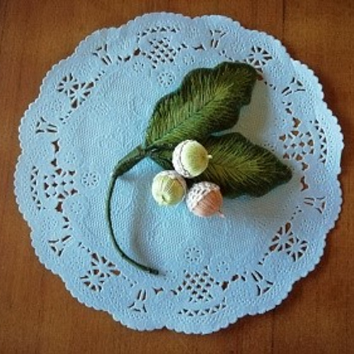 どんぐりブローチ〈立体刺繍〉 ブローチ きい 通販 12332695｜Creema