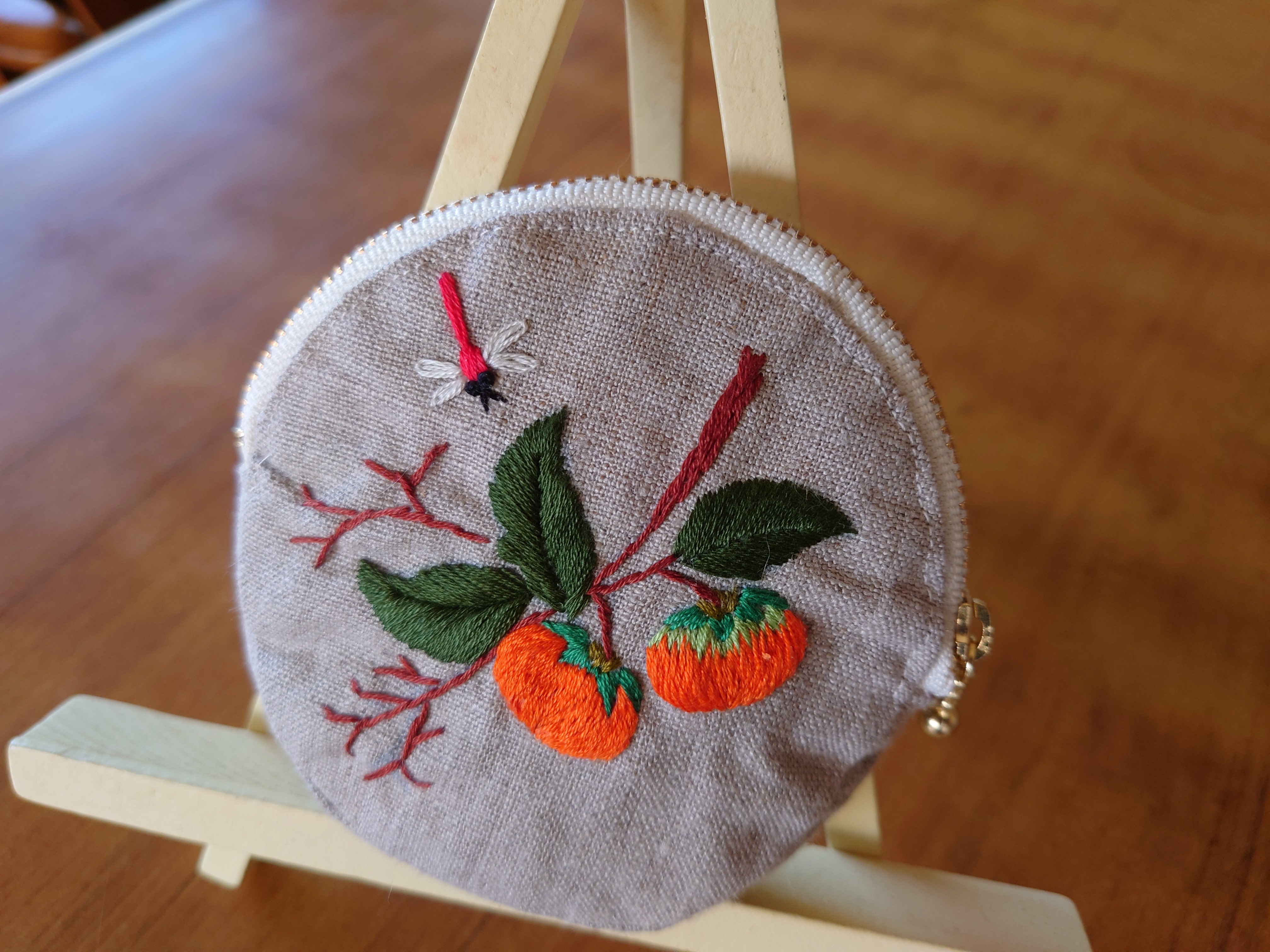 柿ととんぼ刺繍のラウンドポーチ ポーチ きい 通販 12509598