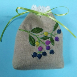 ブルーベリー刺繍のミニ巾着 1枚目の画像