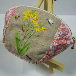 菜の花と虫達刺繍のマチ付ころりん切替ポーチ 1枚目の画像