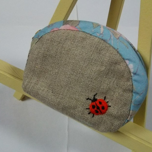 四つ葉のクローバーとてんとう虫刺繍のシェル型ポーチ ポーチ きい 