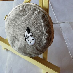 デイジーと蝶々刺繍のラウンドポーチ 2枚目の画像