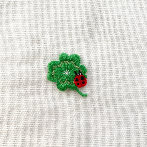 四つ葉のクローバーとてんとう虫の手刺繍アイロンワッペン ワッペン 