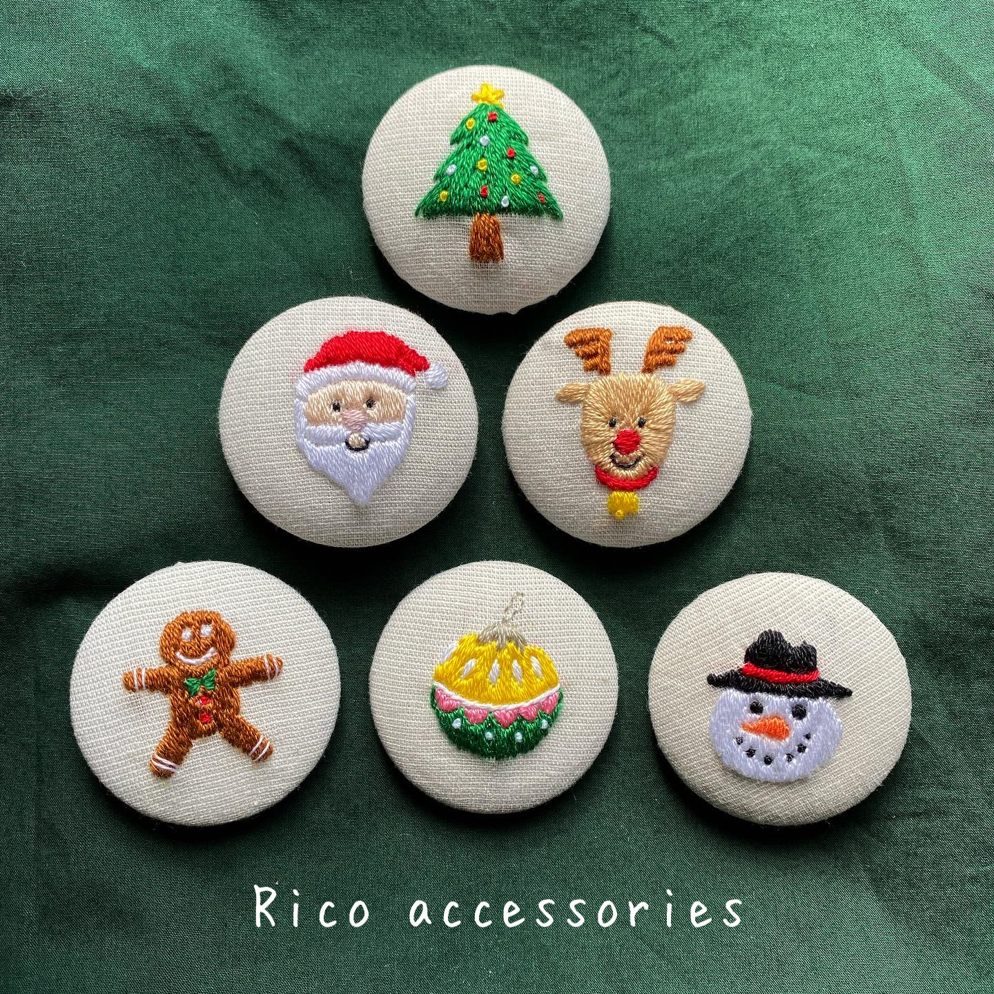 349 シロクマさんのクリスマス 刺繍ブローチ くるみボタン