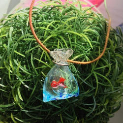 優しく香る♡金魚のお持ち帰り袋　ガラスのアロマペンダント 1枚目の画像