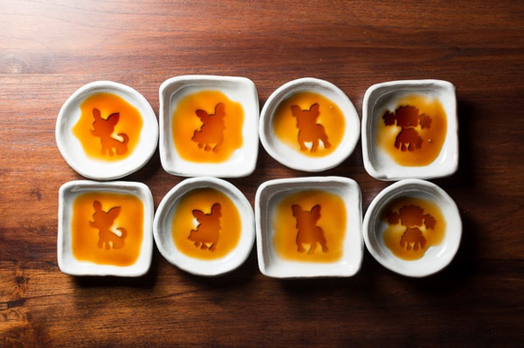 チワワのシルエットが浮かぶ醤油皿（丸） 犬 食器 皿 3枚目の画像
