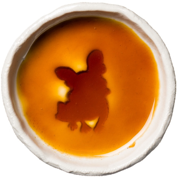 フレンチブルドッグのシルエットが浮かぶ醤油皿（丸） 犬 食器 皿 フレンチブル フレブル 1枚目の画像